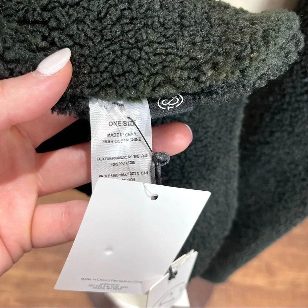 Treasure & Bond fleece scarf black